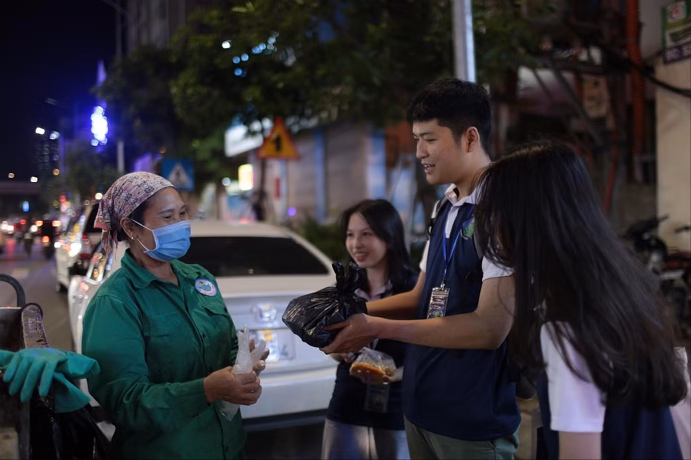 Những suất cơm, gói bánh được các học sinh trao tặng cho người lao động trong đêm