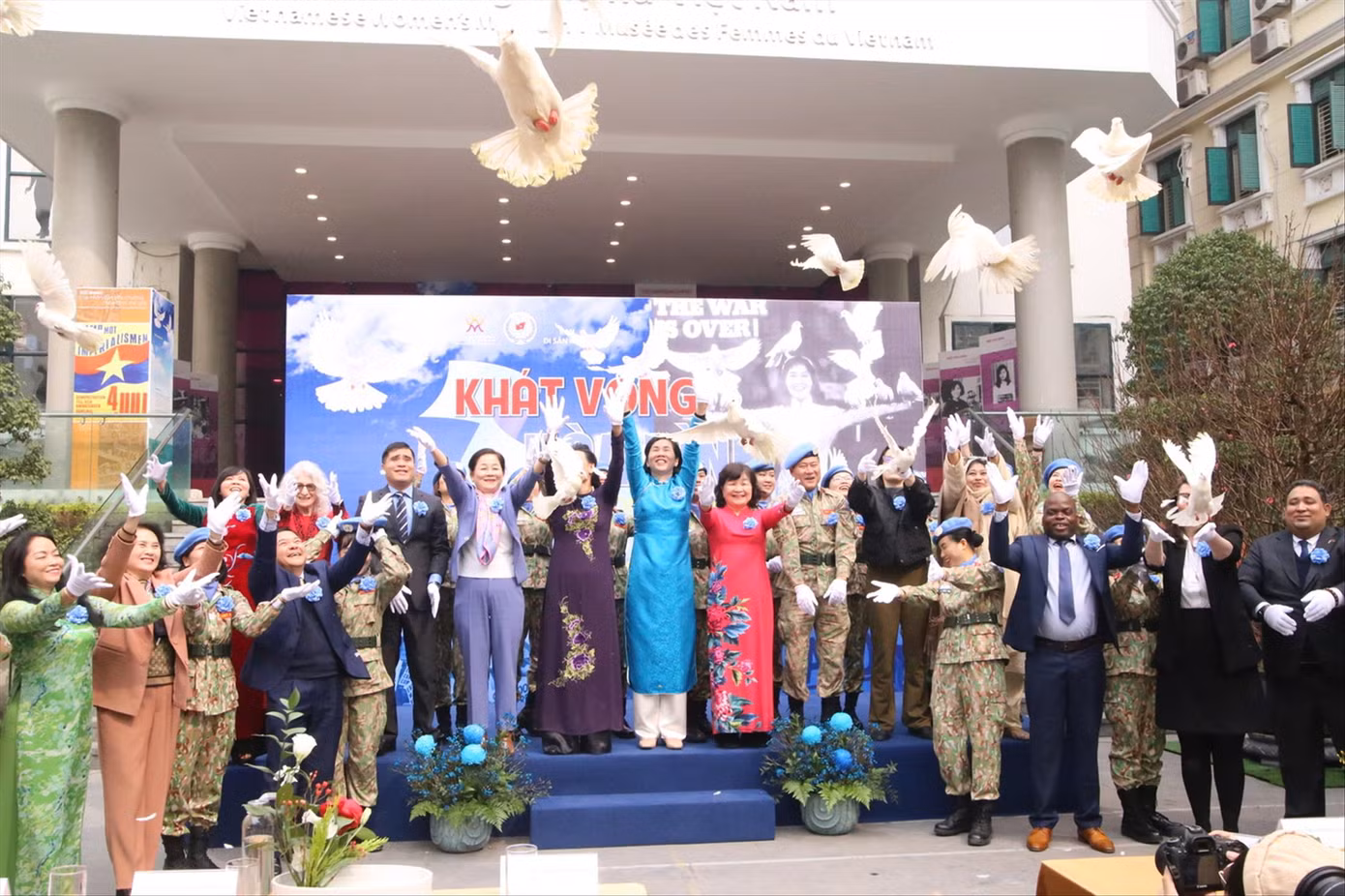 Các đại biểu thả chim bồ câu, thể hiện ước vọng và quyết tâm gìn giữ, vun đắp nền hòa bình. Ảnh: GIA LINH
