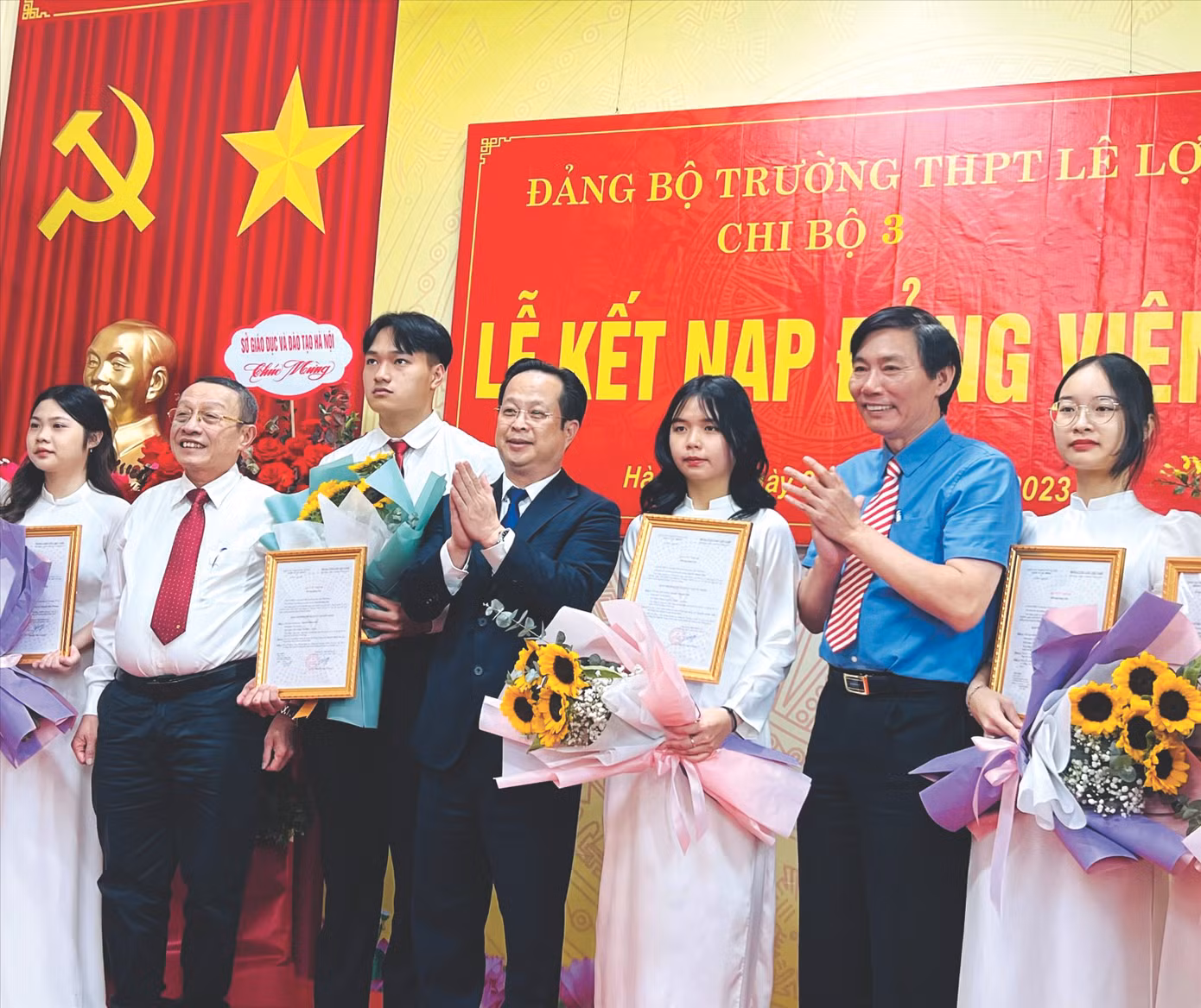 Học sinh được kết nạp Đảng tại Trường THPT Lê Lợi (Hà Nội) ngày 25/4/2023