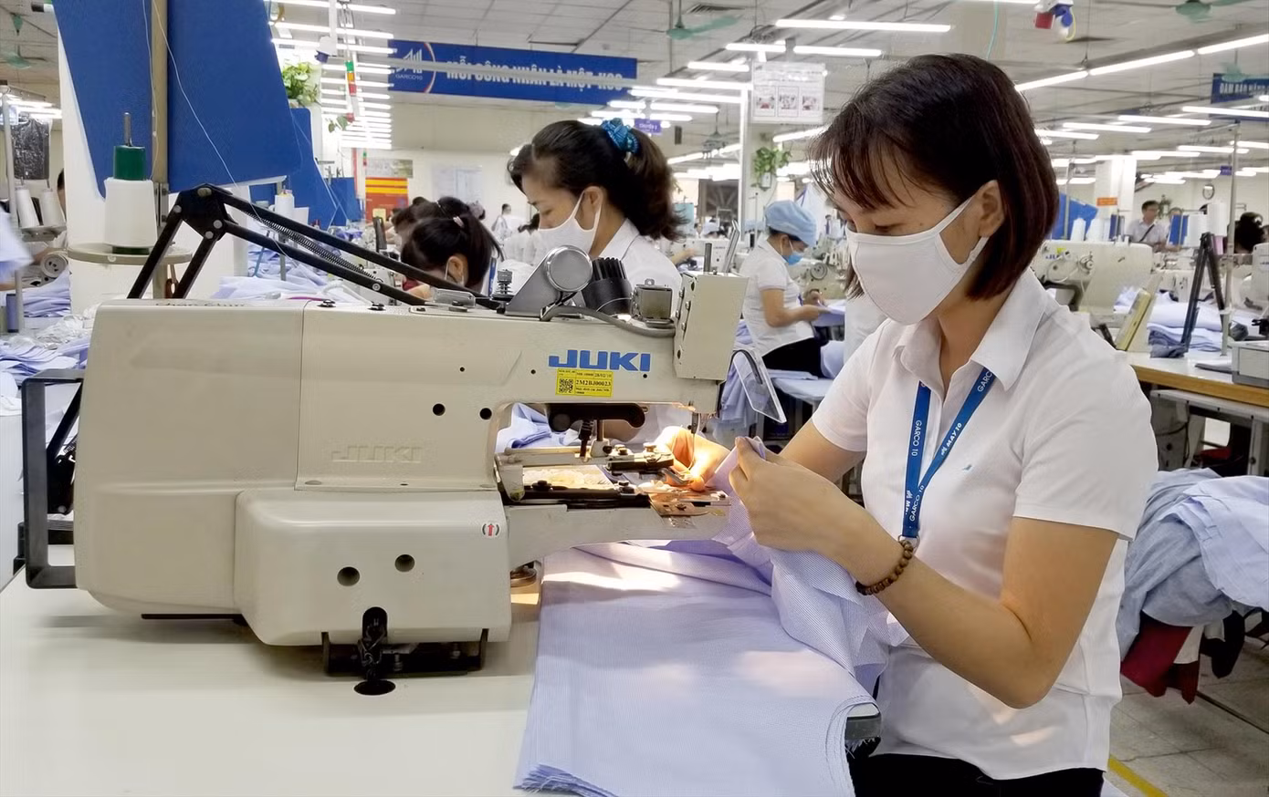 Lao động dệt may đang đối mặt nhiều áp lực về việc làm, thu nhập do đơn hàng xuất khẩu giảm mạnh. Ảnh minh họa: Phạm Thanh