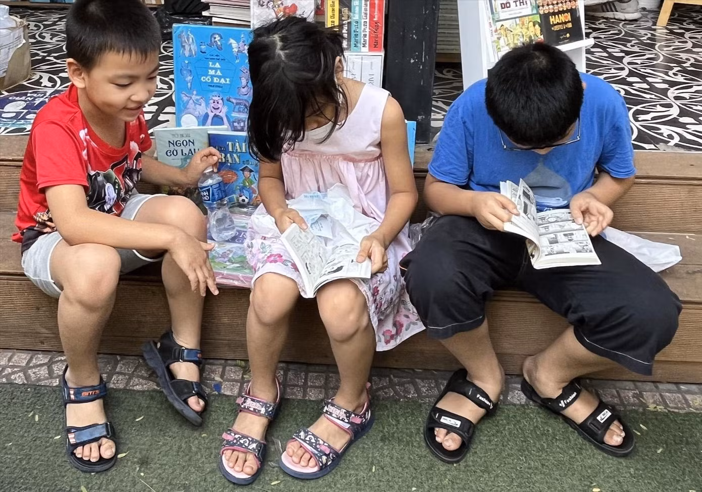 Trẻ em với niềm vui đọc sách