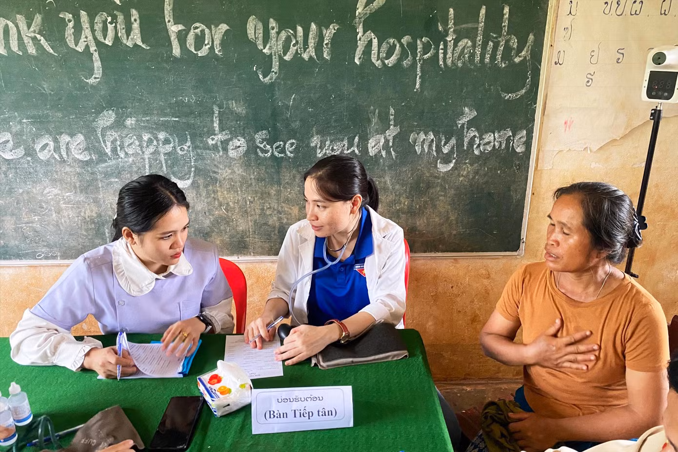 Chị Nguyễn Thị Hoàng Vân (ở giữa) đang thăm khám cho người dân tỉnh Salavane với sự hỗ trợ của phiên dịch bản địa