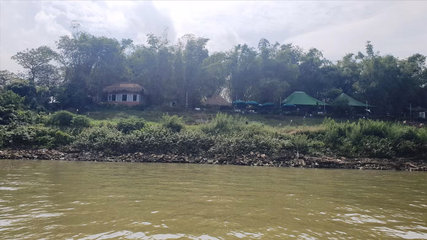 Nhiều chỗ ăn nghỉ núp dưới những lùm cây trên bờ sông Hồng