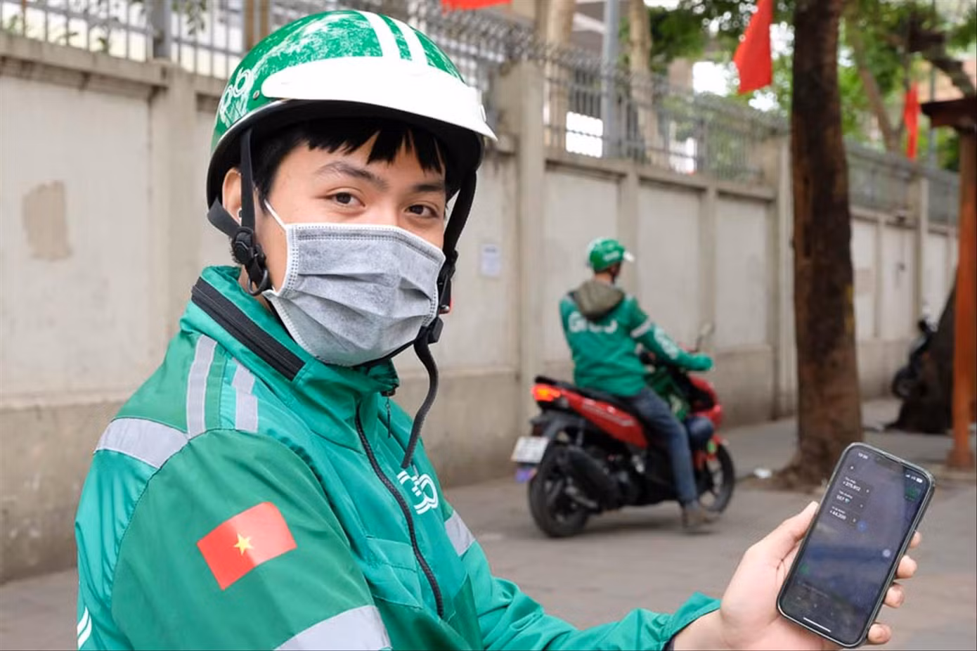 Nguyễn Mạnh Dũng (sinh viên trường Đại học Điện lực Hà Nội) háo hức làm nhân viên giao hàng