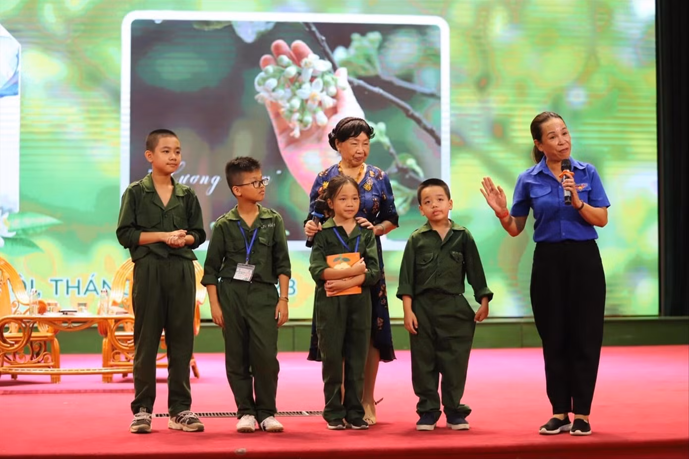 Chị Nguyễn Lệ Thủy, chuyên gia tâm lý giáo dục, báo Thiếu niên Tiền phong và Nhi đồng (bên phải) cùng các “chiến sĩ nhí” Chị Nguyễn Lệ Thủy, chuyên gia tâm lý giáo dục, báo Thiếu niên Tiền phong và Nhi đồng (bên phải) cùng các “chiến sĩ nhí”