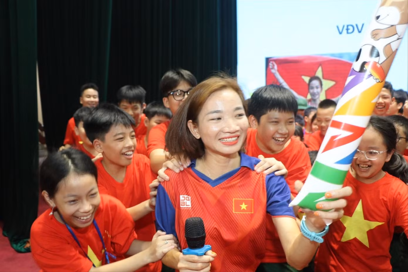 “Cô gái vàng” điền kinh Nguyễn Thị Oanh giao lưu cùng các “chiến sĩ nhí” “Cô gái vàng” điền kinh Nguyễn Thị Oanh giao lưu cùng các “chiến sĩ nhí”