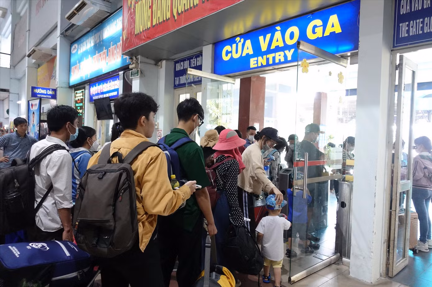 Hành khách xếp hàng tại cửa soát vé ga Sài Gòn. Ảnh: Hữu Huy