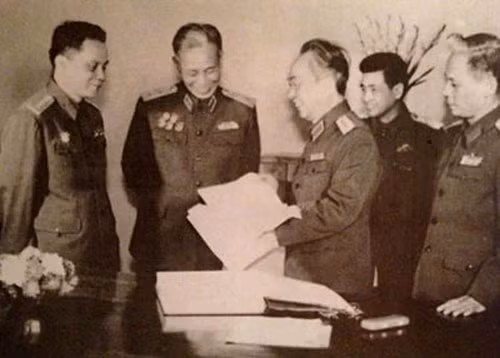 Tướng Tấn (thứ 2 trái sang) Tướng Tấn (thứ 2 trái sang)