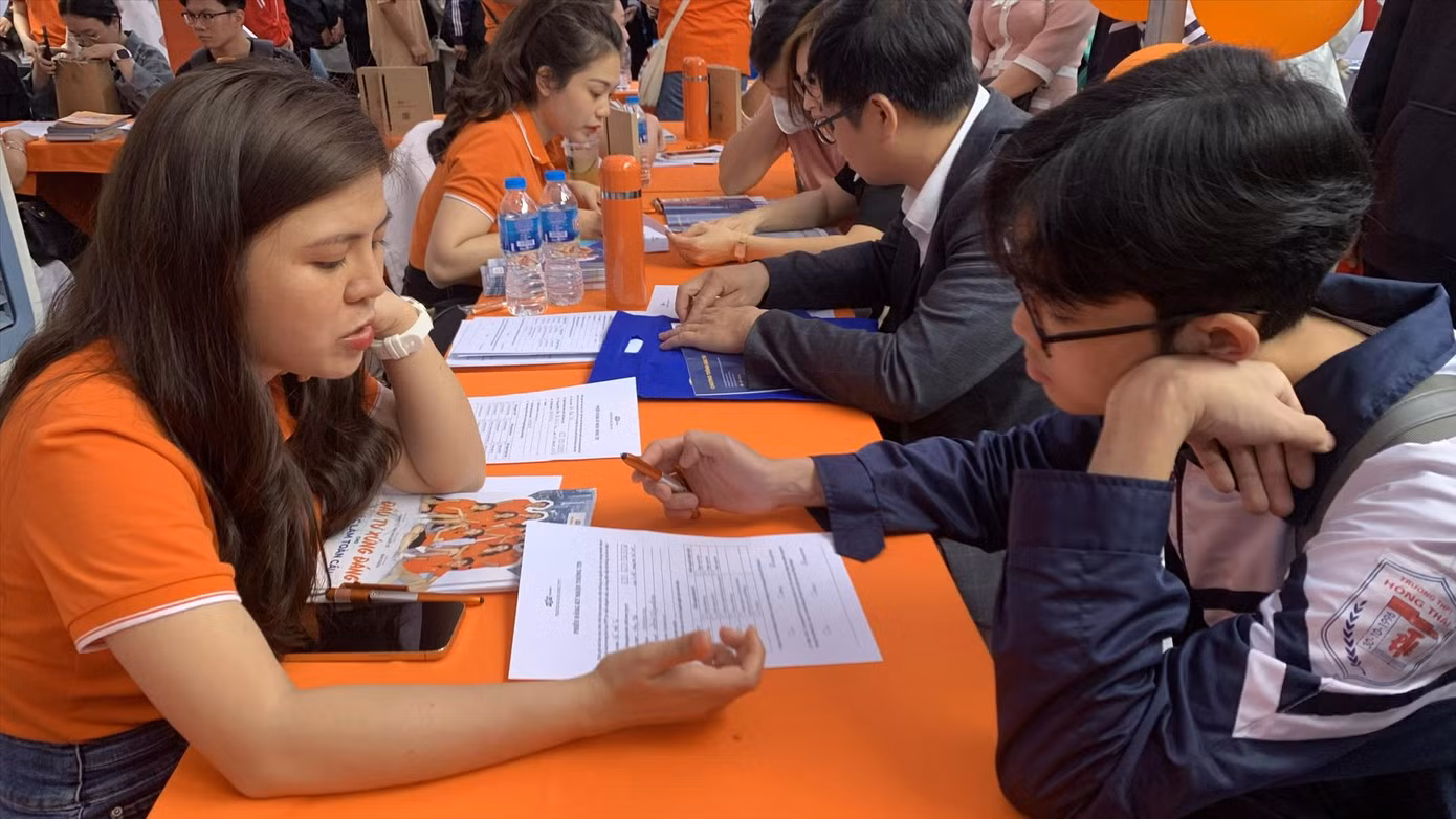 Thí sinh tham gia tư vấn tuyển sinh năm 2023. Ảnh: Nghiêm Huê