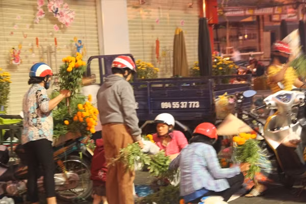 Về Bình Dương đi chợ phiên đặc biệt rạng sáng mùng 3 Tết ảnh 4