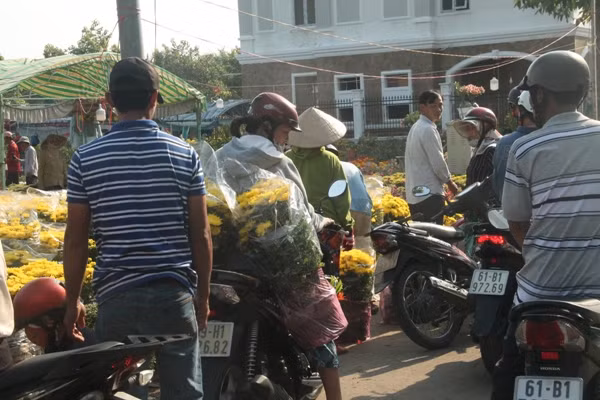 Người dân chen nhau mua hoa kiểng xả hàng ngày 30 Tết ảnh 1