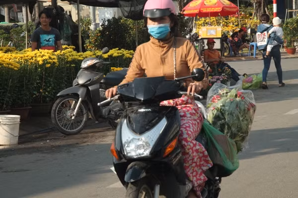 Người dân chen nhau mua hoa kiểng xả hàng ngày 30 Tết ảnh 7