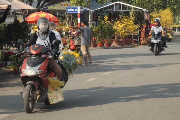 Người dân chen nhau mua hoa kiểng xả hàng ngày 30 Tết ảnh 6