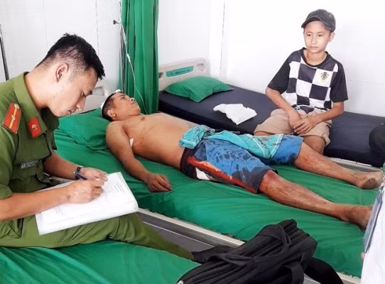 Truy đuổi kẻ trộm gương ô tô, hai người dân bị đâm gục giữa đường ảnh 2