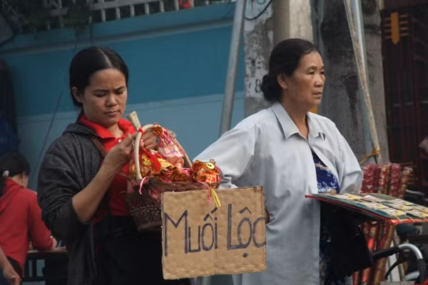 Vạn người đổ về chùa Bà Thiên Hậu cầu bình an năm mới ảnh 11