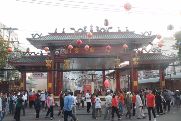 Vạn người đổ về chùa Bà Thiên Hậu cầu bình an năm mới ảnh 13