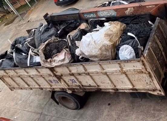 Bình Dương: Bắt giữ 2 xe tải chở chất thải nguy hại ảnh 2