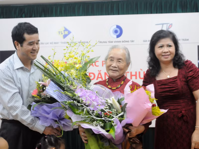 Bà Doãn Ngọc Trâm – Thân mẫu của Liệt sĩ Đặng Thùy Trâm vô cùng xúc động trước những nỗ lực của nhóm dịch giả và các nhà tài trợ để cuốn nhật ký được ra đời. Ảnh: Tuấn Nguyễn
