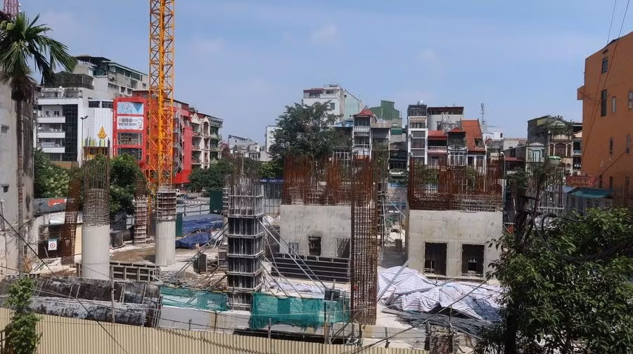 Nhiều công trình, dự án "đắp chiếu", "phủ bụi" sau 2 tháng Hà Nội giãn cách xã hội.