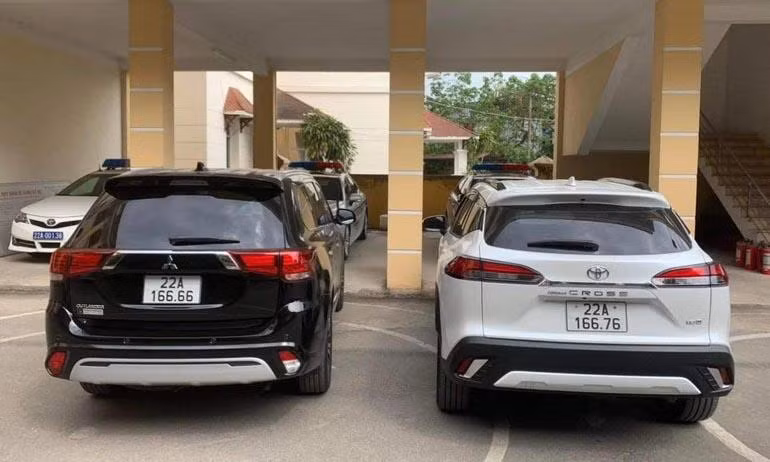 Hai chiếc xe có biển số gần giống nhau, chỉ khác một chữ số. Ảnh: Dân trí
