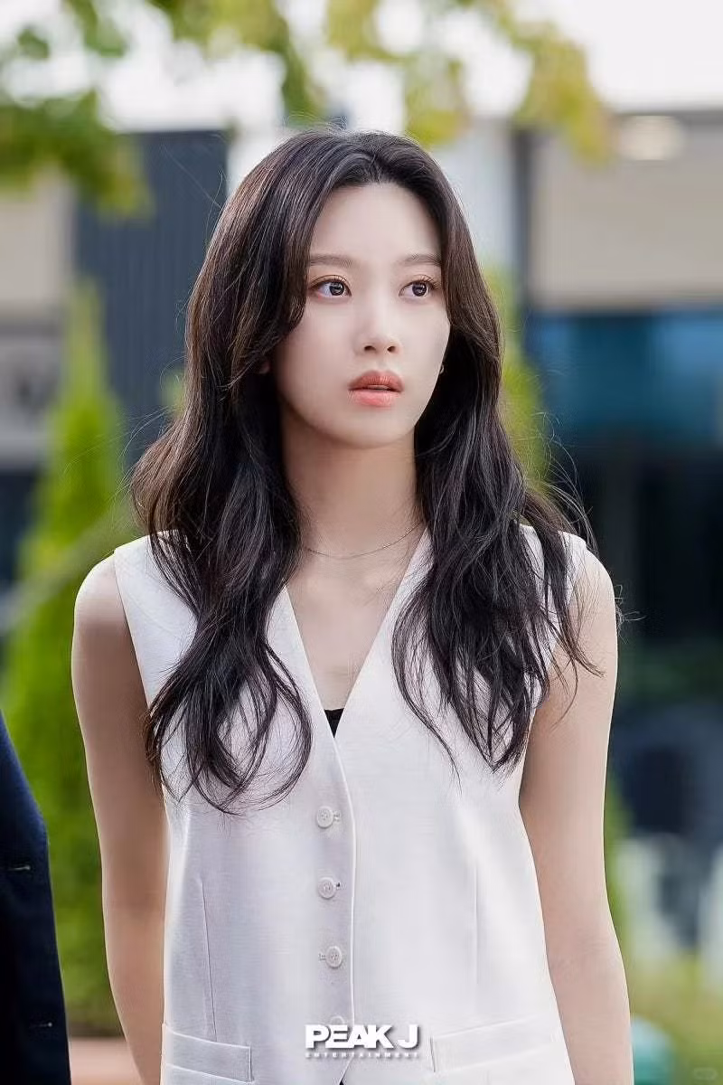 Moon Ga Young hoàn thiện vẻ ngoài trang nhã của nhân vật với lối trang điểm nhẹ nhàng, kiểu tóc xoăn gợn sóng và những món trang sức nhỏ nhắn, tinh tế.