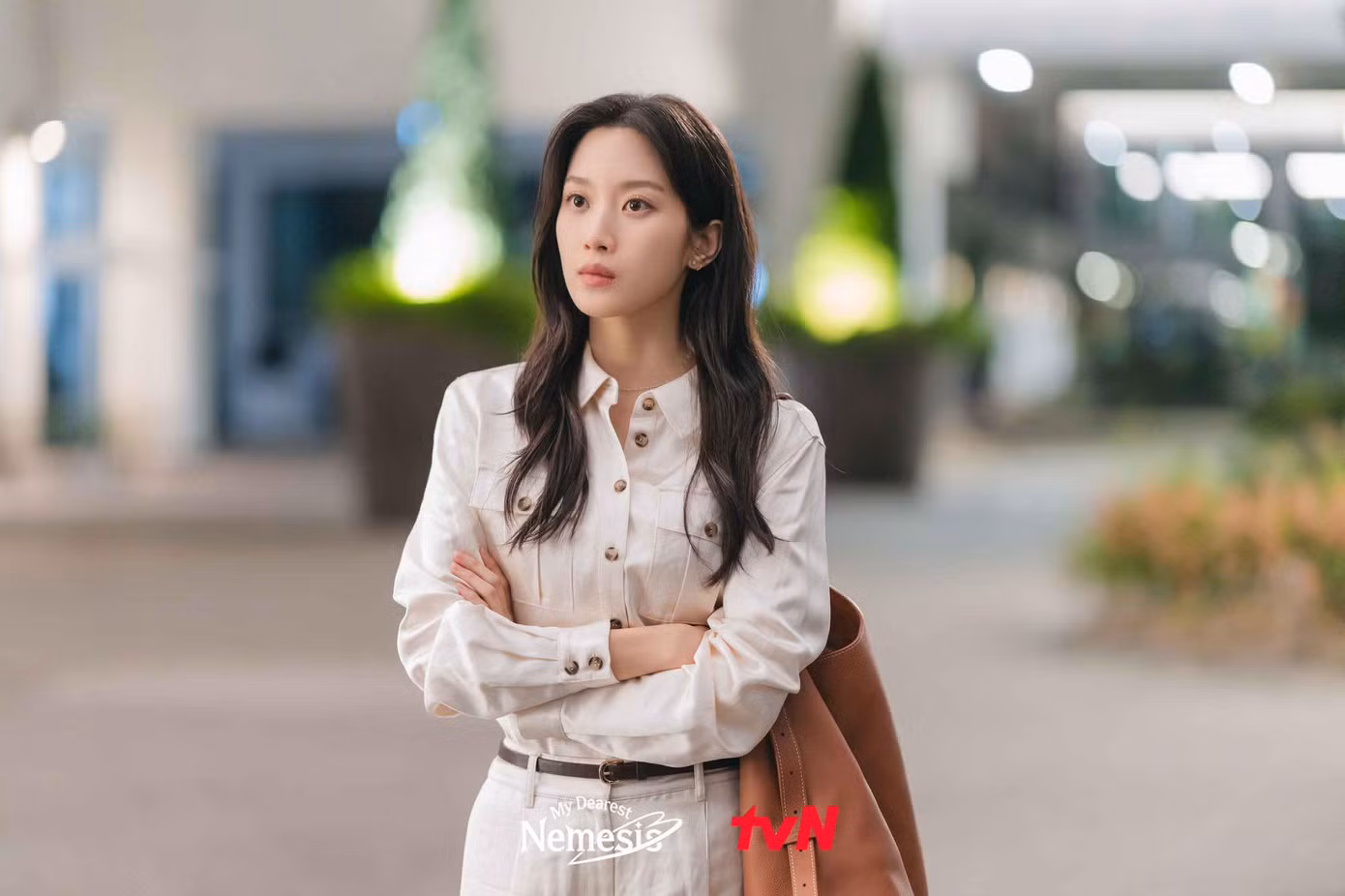 Nữ chính Baek Su Jeong do Moon Ga Young xuất hiện trong những phân cảnh đầu tiên của phim là người phụ nữ tự tin, bản lĩnh.