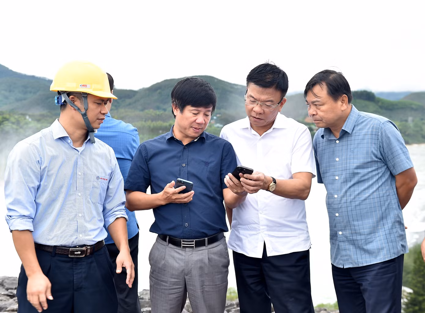 Phó Thủ tướng Lê Thành Long và đoàn công tác kiểm tra hồ thủy điện Thác Bà.