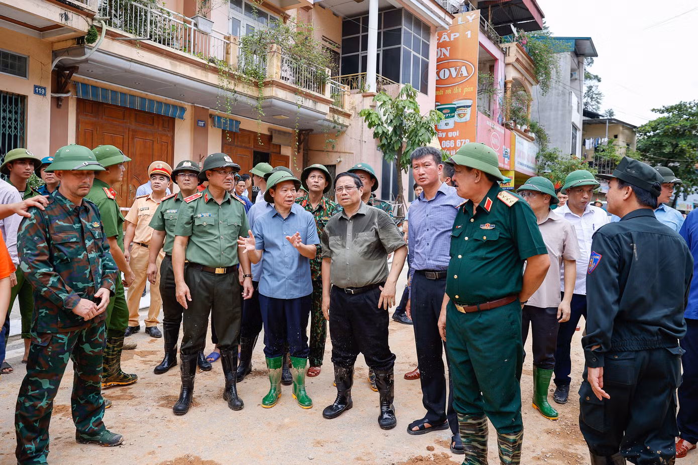 Thủ tướng kiểm tra và động viên các lực lượng khắc phục hậu quả mưa lũ tại tỉnh Yên Bái. Ảnh: Nhật Bắc