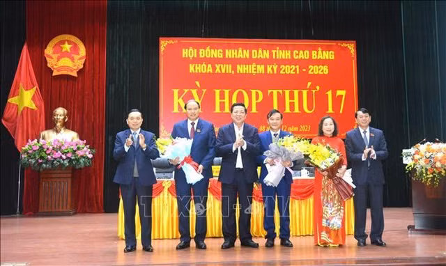 Lãnh đạo Tỉnh uỷ, UBND tỉnh Cao Bằng tặng hoa Phó Chủ tịch UBND tỉnh Cao Bằng Hoàng Văn Thạch (thứ 2 từ trái sang phải). Ảnh: TTXVN.