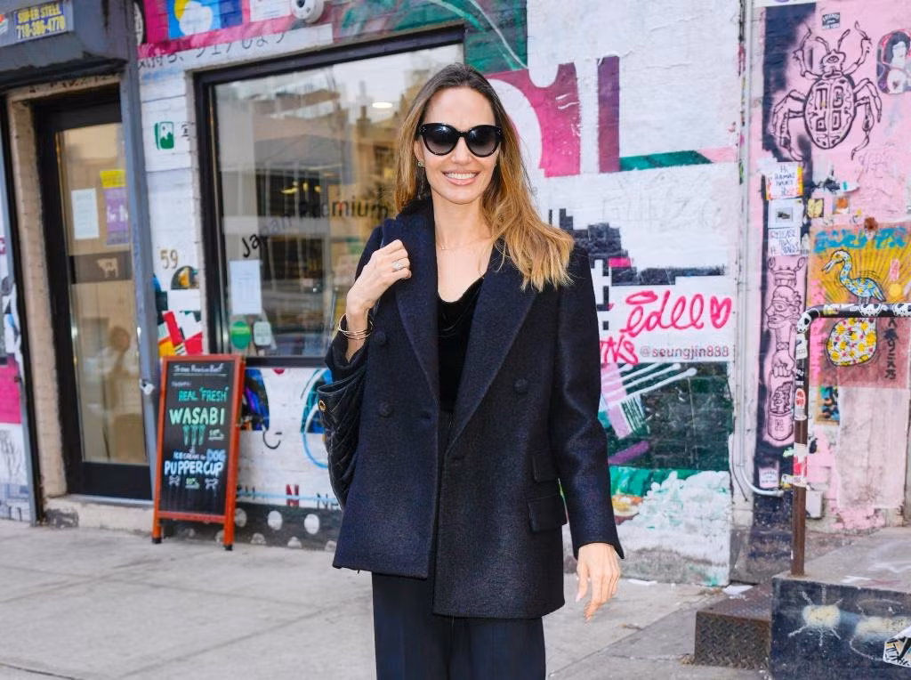 Angelina Jolie rạng rỡ xuất hiện trên phố New York. Ảnh: TheImageDirect.com.