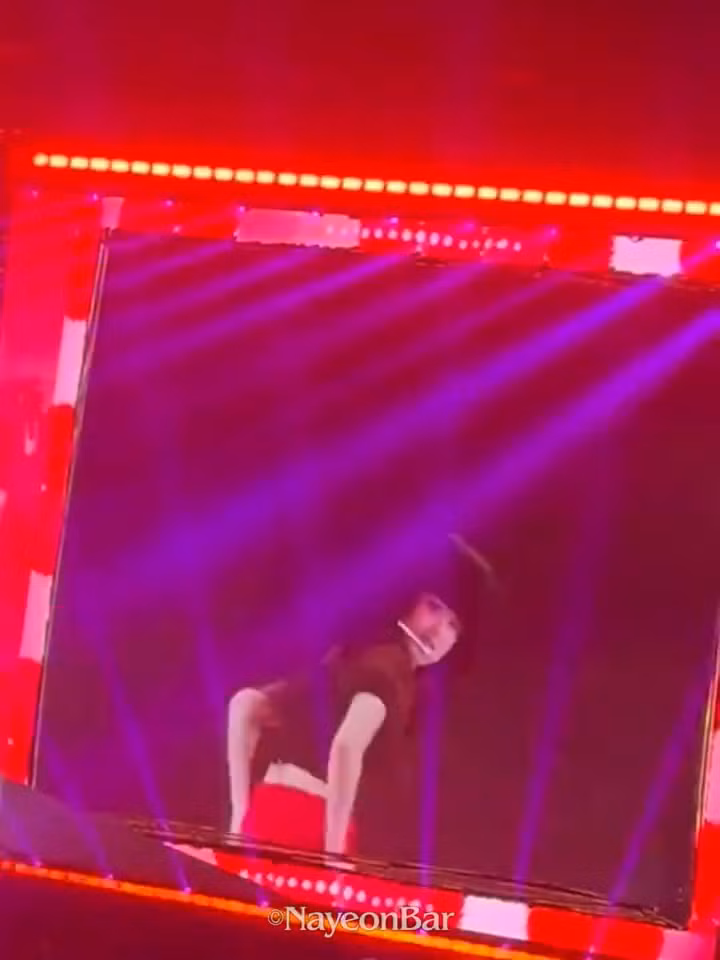 Nayeon hớ hênh trên sân khấu. Video: Twitter.
