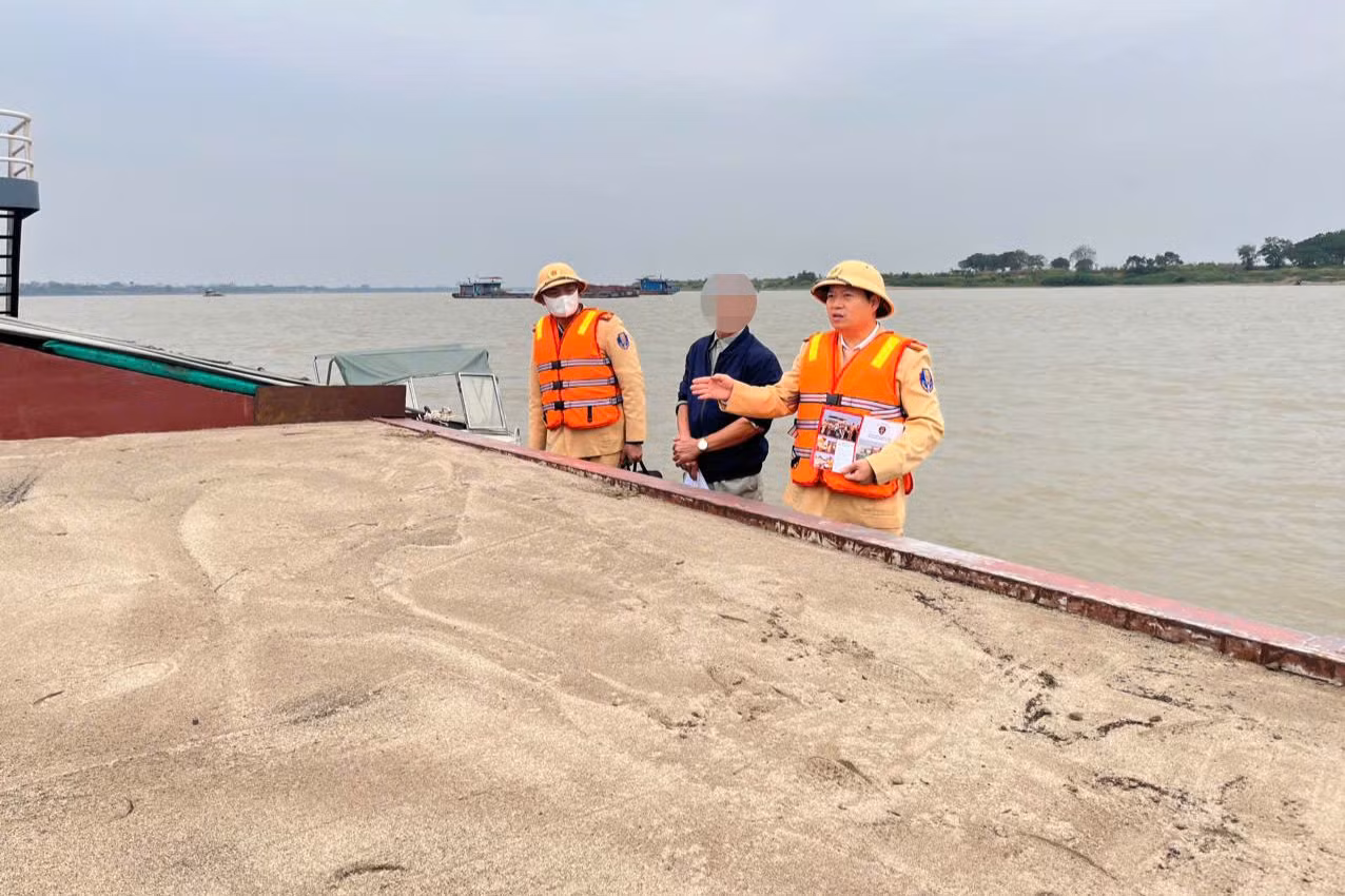 Lực lượng CSGT đường thủy làm nhiệm vụ trên tuyến sông.