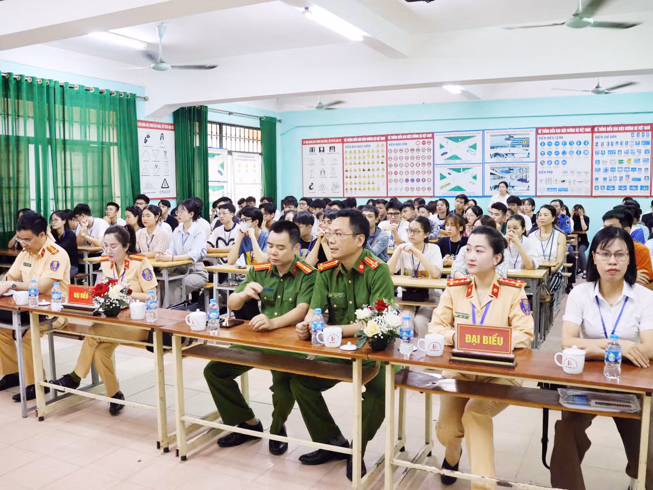 Trong ngày đầu tiên khai mạc, các thí sinh đã được phổ biến về các quy định trong thời gian diễn ra kỳ thi sát hạch.