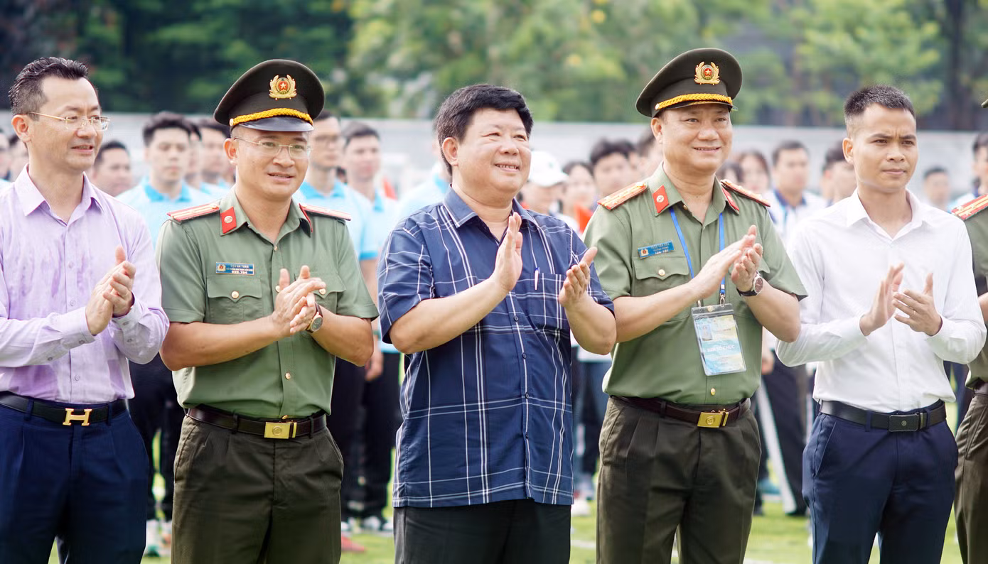 Đại diện khách mời tham dự hội thao.
