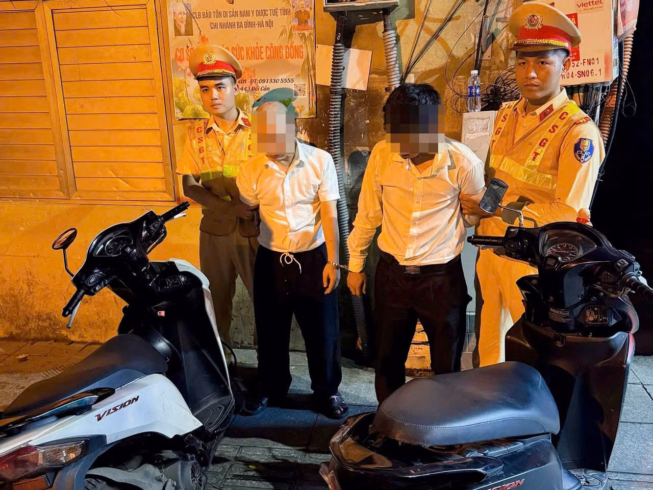 Hai đối tượng mặc sơ mi trắng có hành vi trộm cắp xe máy. Hai đối tượng mặc sơ mi trắng có hành vi trộm cắp xe máy.