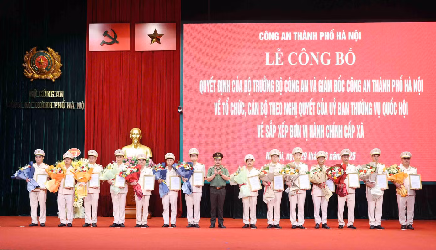 Trung tướng Nguyễn Thanh Tùng trao quyết định cho các Trưởng Công an cấp xã.