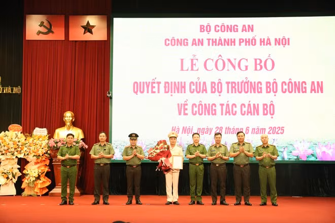 Đảng uỷ, Ban Giám đốc Công an TP Hà Nội tặng hoa chúc mừng Đại tá Lê Văn Tuân. Ảnh: Lam Thanh/ANTĐ.