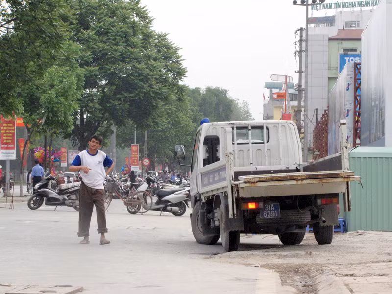 Một chiếc xe cảnh sát giao thông xuất hiện