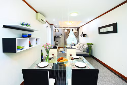 Phòng khách và phòng ăn liên thông được bố trí khéo léo giúp cho ngôi nhà của bạn được rộng rãi và thông thoáng hơn. Đây là giải pháp lý tưởng đảm bảo công năng sử dụng, vừa tạo nên sự đầm ấm, quây quần.