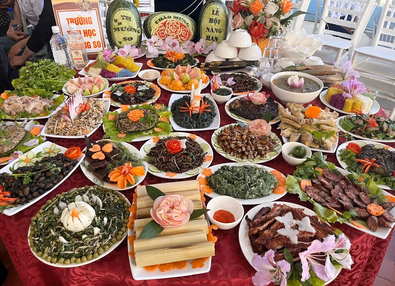 Phần thi ẩm thực thể hiện sự khéo léo của những cô gái Thái với nhiều món ăn độc đáo, hấp dẫn.