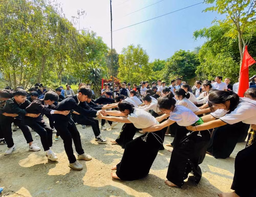 Phần thi kéo co thu hút đông đảo nhân dân và du khách tham gia.