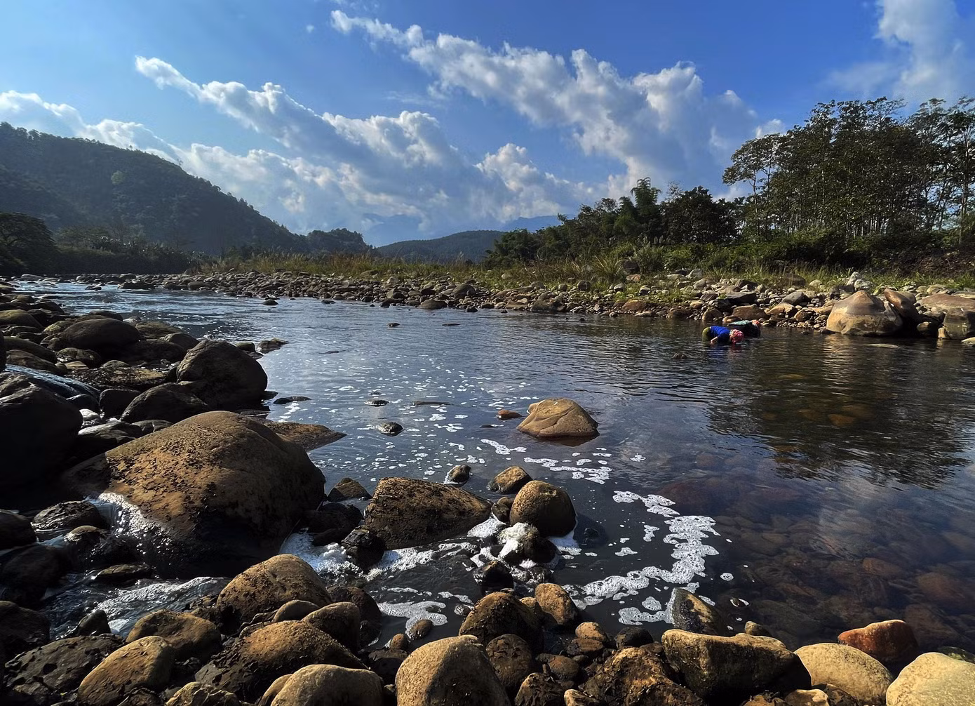 Nước thải từ cơ sở chế biến dong riềng ra suối Nậm Dê, đoạn qua xã Bình Lư ảnh hưởng đến việc bắt cá của người dân.