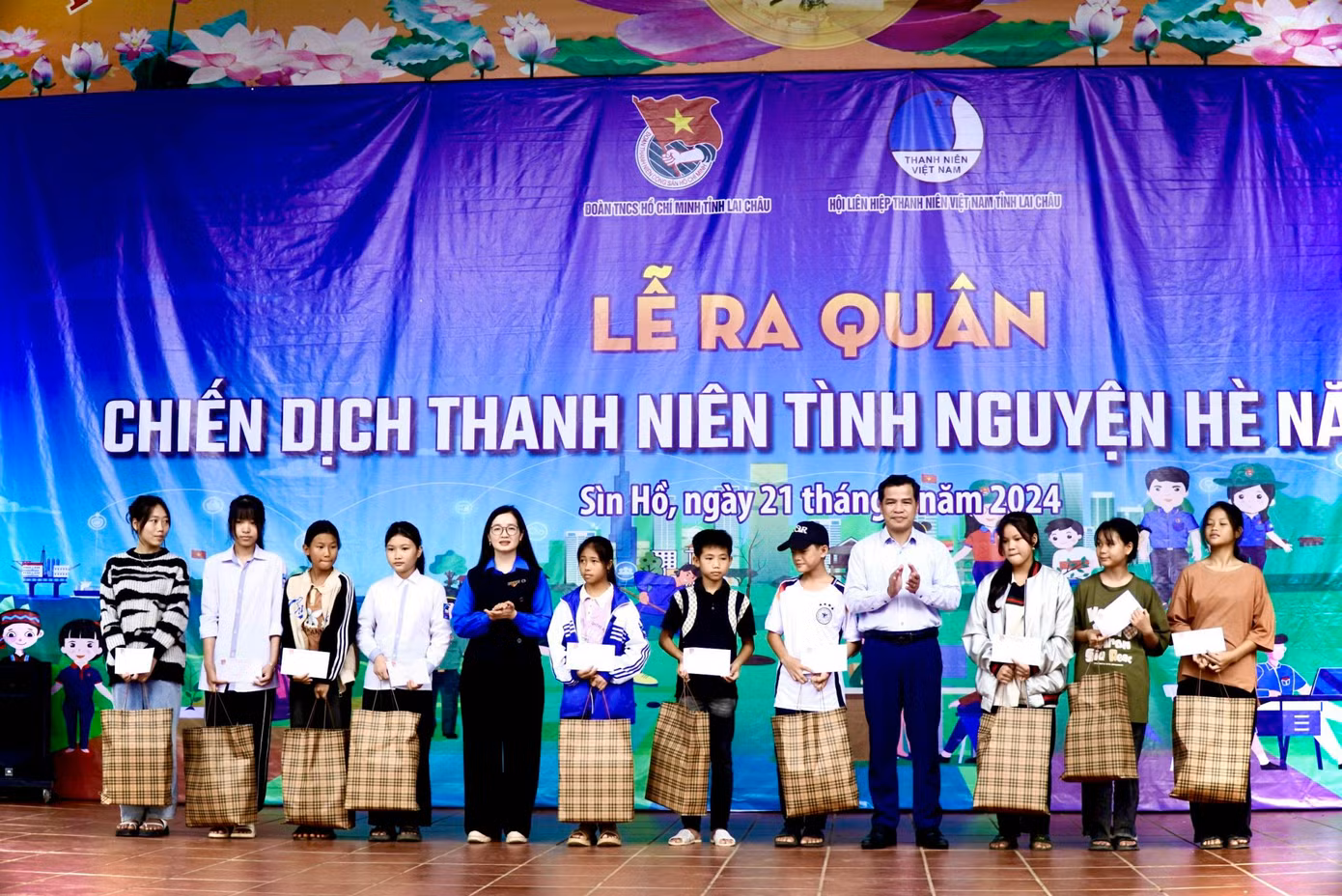 Tỉnh Đoàn Lai Châu tặng quà cho học sinh có hoàn cảnh khó khăn.