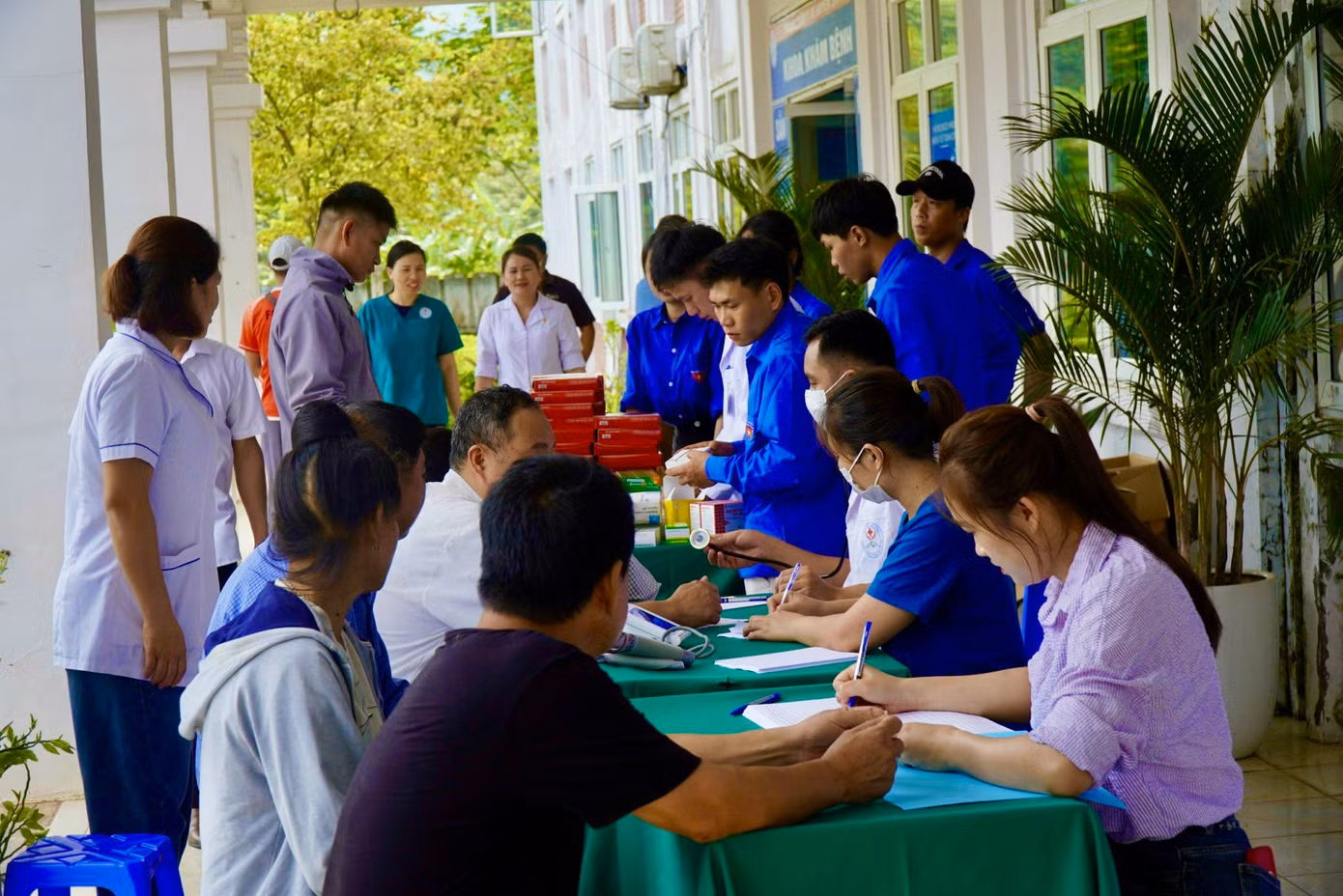 Đoàn viên thanh niên khám bệnh, cấp thuốc miễn phí cho người dân.