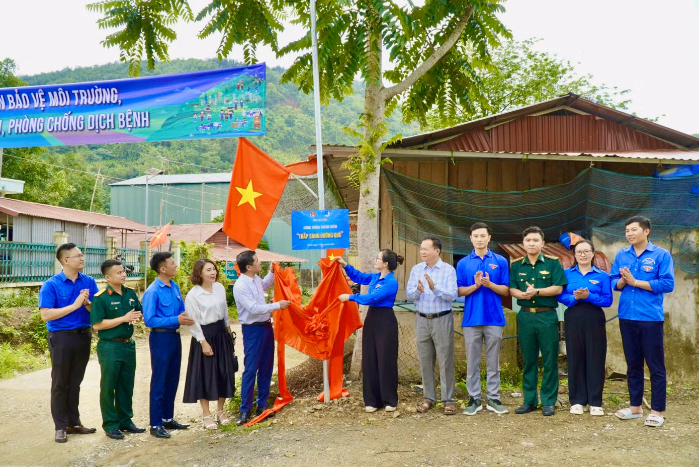 Tỉnh Đoàn Lai Châu và các đơn vị khánh thành công trình đường điện năng lượng mặt trời tại xã Nậm Cha, huyện Sìn Hồ.