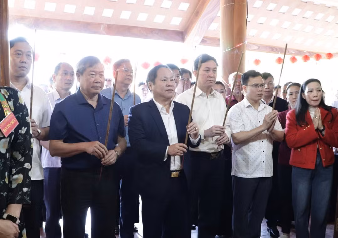 Đại biểu dâng hương tưởng nhớ công lao của Nàng Han.