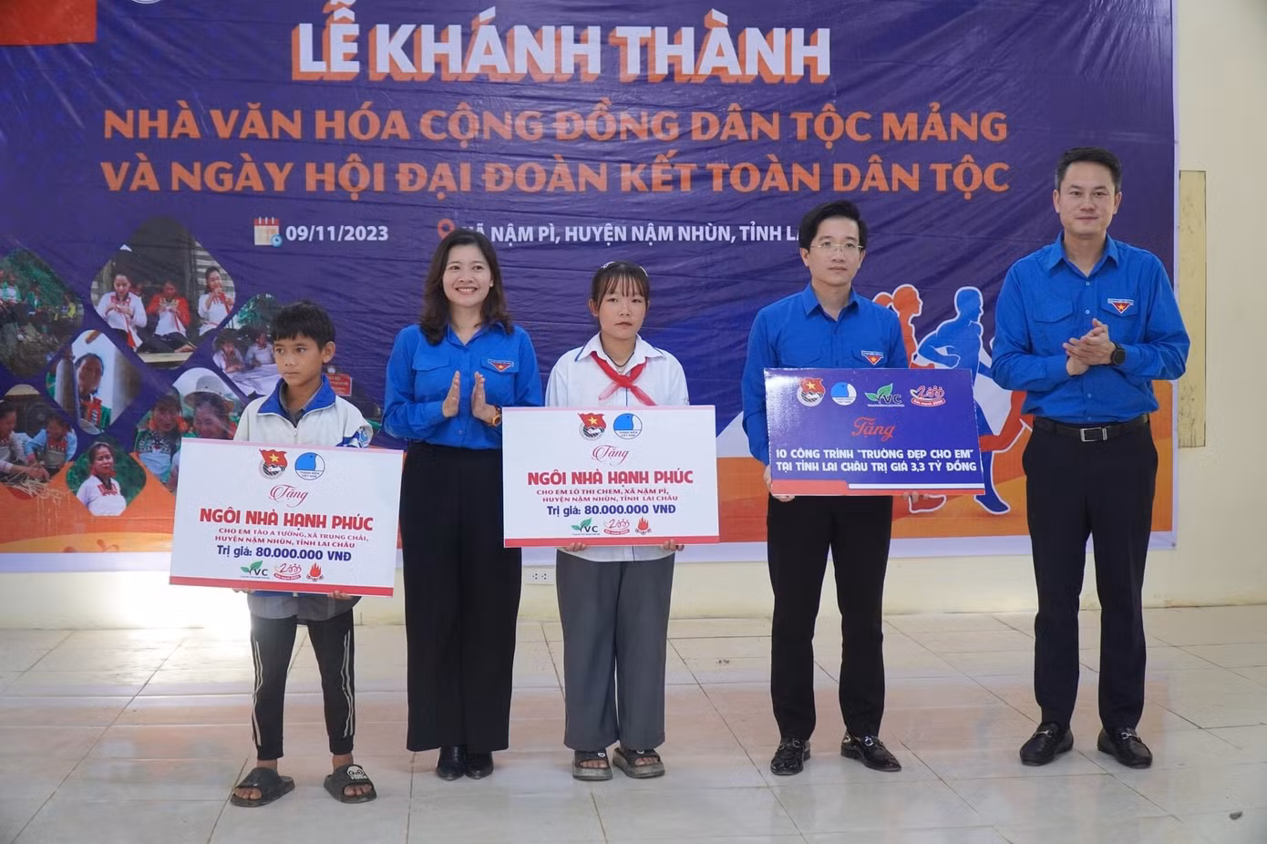 Nhà tài trợ tặng 2 “Ngôi nhà hạnh phúc”, mỗi ngôi nhà trị giá 80 triệu đồng cho em Tào A Tường, xã Trung Chải và em Lò Thị Chem, xã Nậm Pì, huyện Nậm Nhùn.