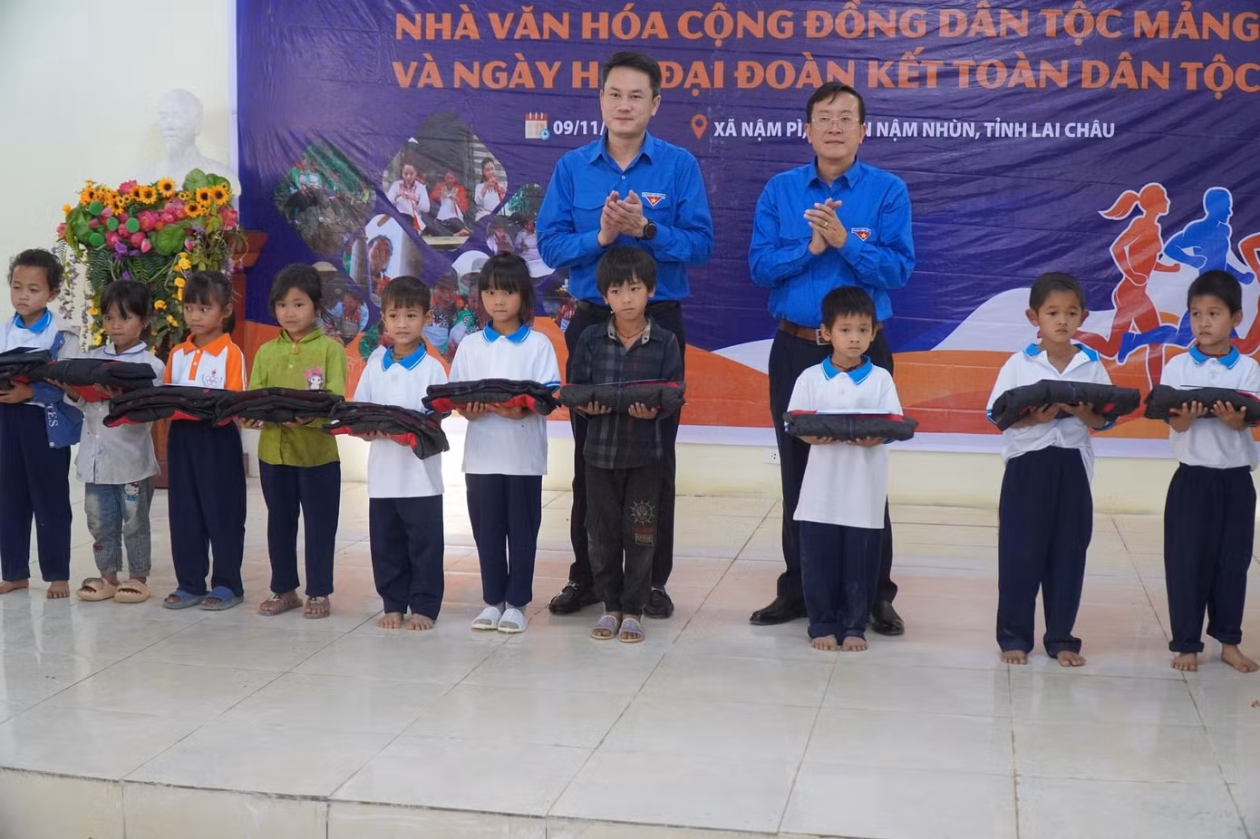 Trung ương Đoàn và Nhà tài trợ tặng 20 áo ấm cho các học sinh.