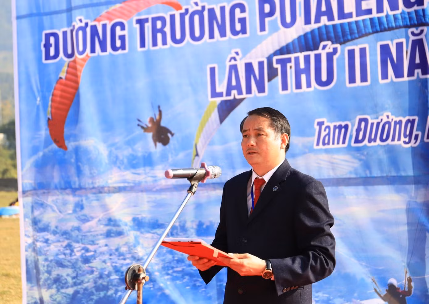 Phó Chủ tịch UBND huyện - Trưởng ban Tổ chức Tuần Văn hoá - Du lịch huyện Tam Đường Vũ Xuân Thịnh khai mạc Giải.