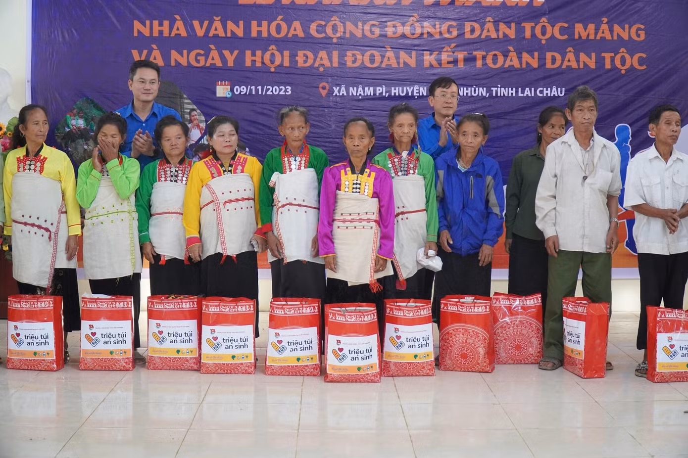 Trao 50 suất quà mỗi suất trị giá 15 triệu đồng được tặng người dân có hoàn cảnh khó khăn.